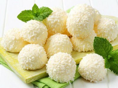 Bolitas tropicales de piña y coco Bolitas tropicales de piña y coco